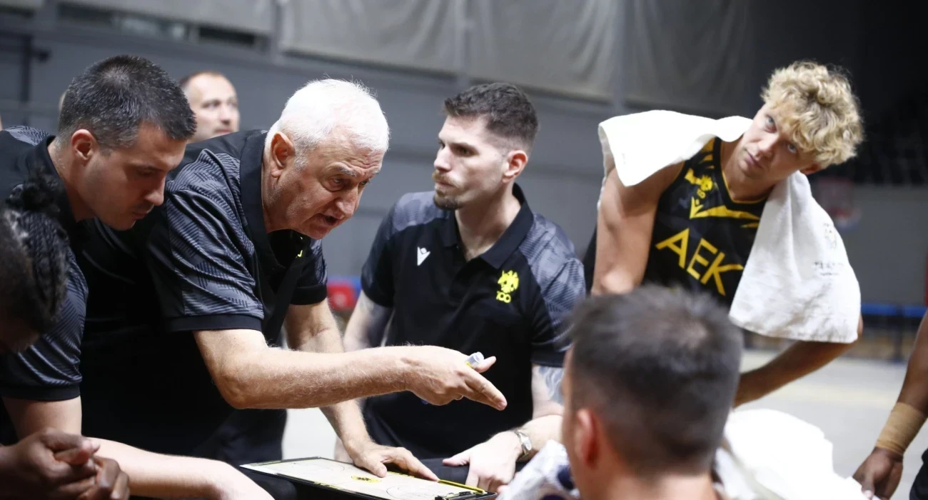 Ο Ντράγκαν Σάκοτα δίνει οδηγίες στους παίκτες του / Πηγή: Eurokinssi Ο Ντράγκαν Σάκοτα δίνει οδηγίες στους παίκτες του / Πηγή: Eurokinssi