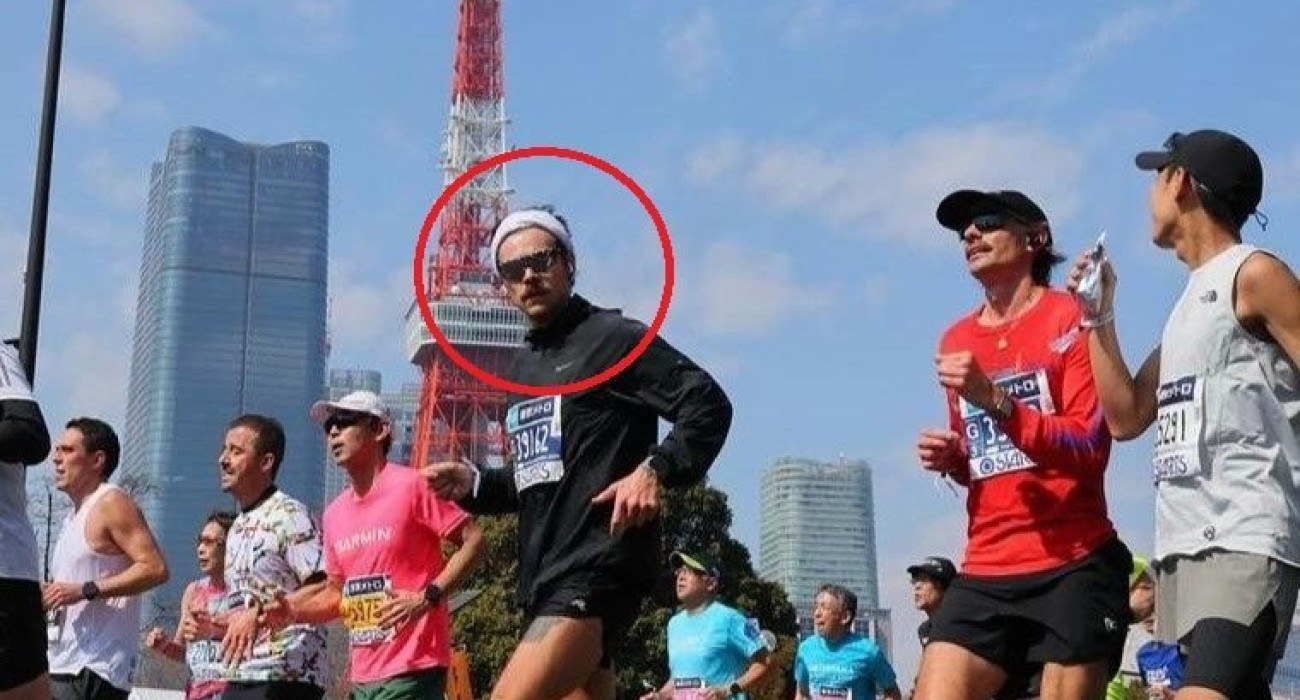 Ο Χάρι Στάιλς με... κάλυψη και απόκριψη στον Μαραθώνιο του Βερολίνου / Screenshot Ο Χάρι Στάιλς με... κάλυψη και απόκριψη στον Μαραθώνιο του Βερολίνου / Screenshot