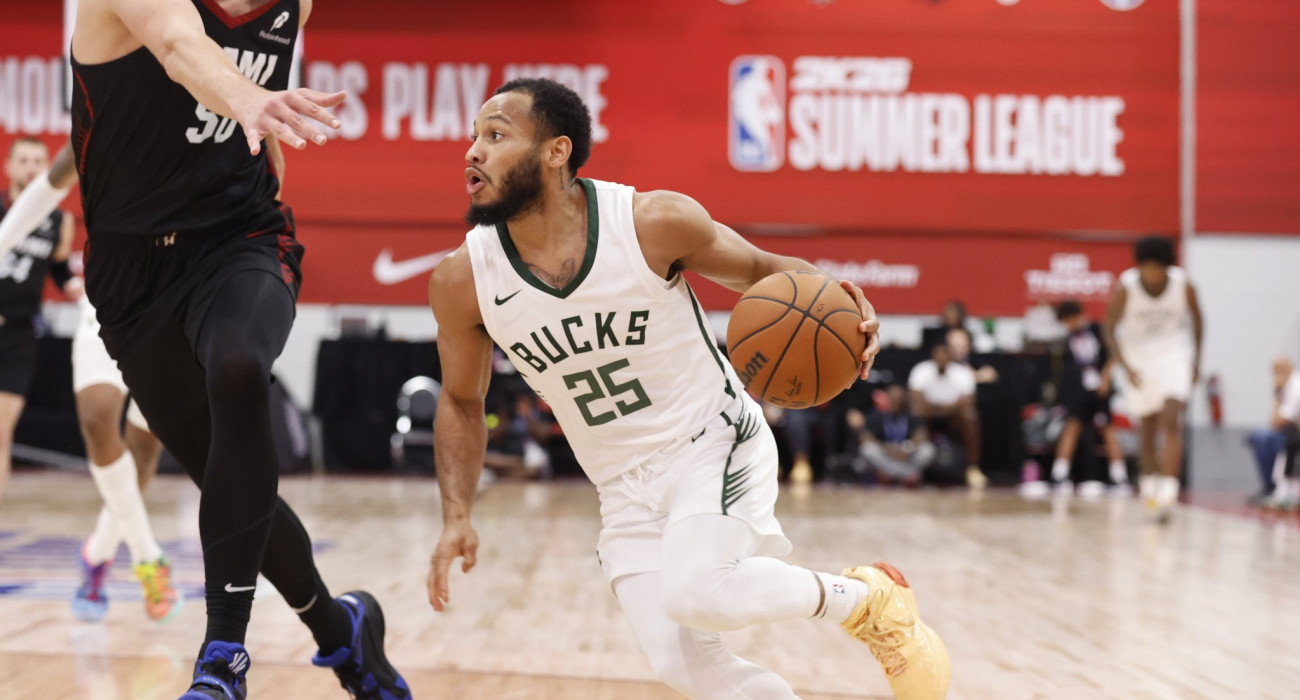 Ο Μαρκίς Νοέλ με τη φανέλα των Μπακς, Πηγή: Logan Riely/NBAE via Getty Images/ Ideal Images Ο Μαρκίς Νοέλ με τη φανέλα των Μπακς, Πηγή: Logan Riely/NBAE via Getty Images/ Ideal Images