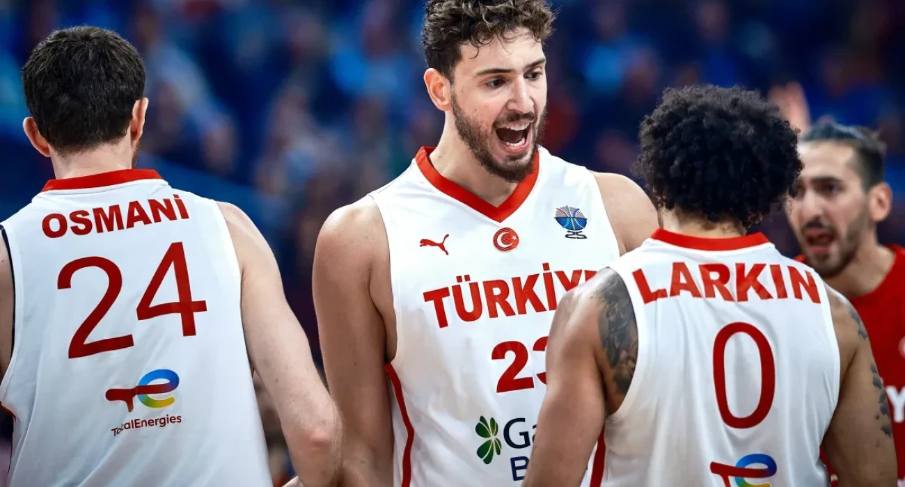 Ο Αλπερέν Σενγκούν πανηγυρίζει μαζί με τον Σέιν Λάρκιν και τον Ερτσάν Οσμάνι/Πηγή: FIBA Ο Αλπερέν Σενγκούν πανηγυρίζει μαζί με τον Σέιν Λάρκιν και τον Ερτσάν Οσμάνι/Πηγή: FIBA