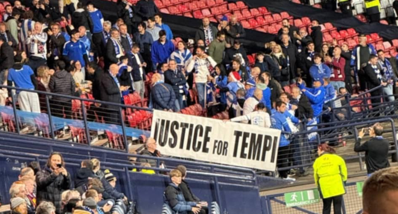 «Justice for Tempi»: Το πανό των Ελλήνων στην Σκωτία (photo) «Justice for Tempi»: Το πανό των Ελλήνων στην Σκωτία (photo)