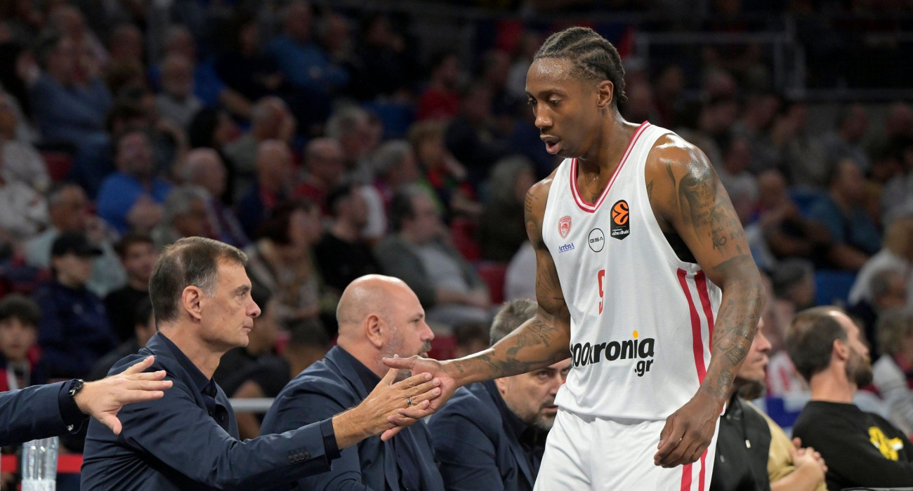 Ο Γιώργος Μπαρτζώκας στον πάγκο του Ολυμπιακού, Πηγή: Intime