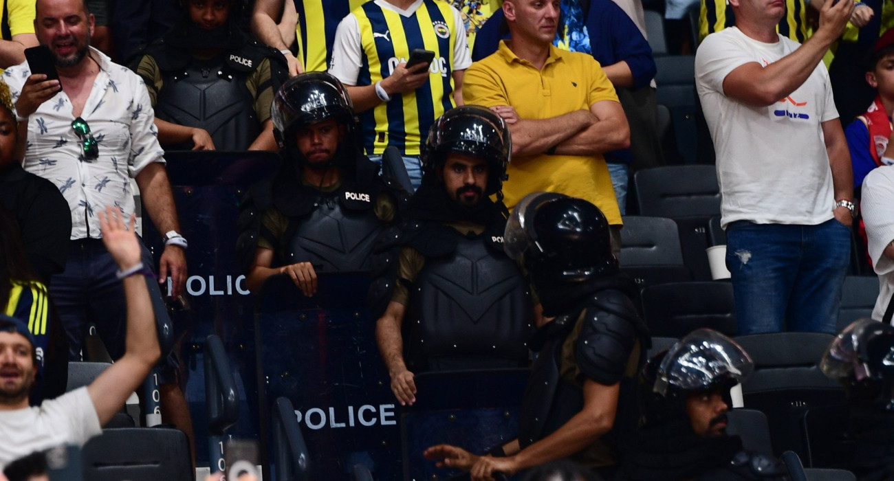 Φίλοι της Φενέρμπαχτσε με αστυνομικές δυνάμεις στο Άμπου Ντάμπι, Πηγή: Eurokinissi Φίλοι της Φενέρμπαχτσε με αστυνομικές δυνάμεις στο Άμπου Ντάμπι, Πηγή: Eurokinissi