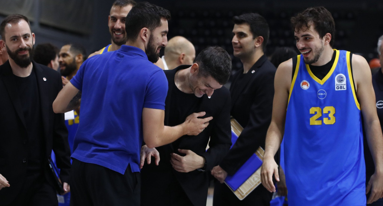 Τα συγχαρητήρια στον Βασίλη Ξανθόπουλο για την πρώτη του προπονητική νίκη, Πηγή: Eurokinissi