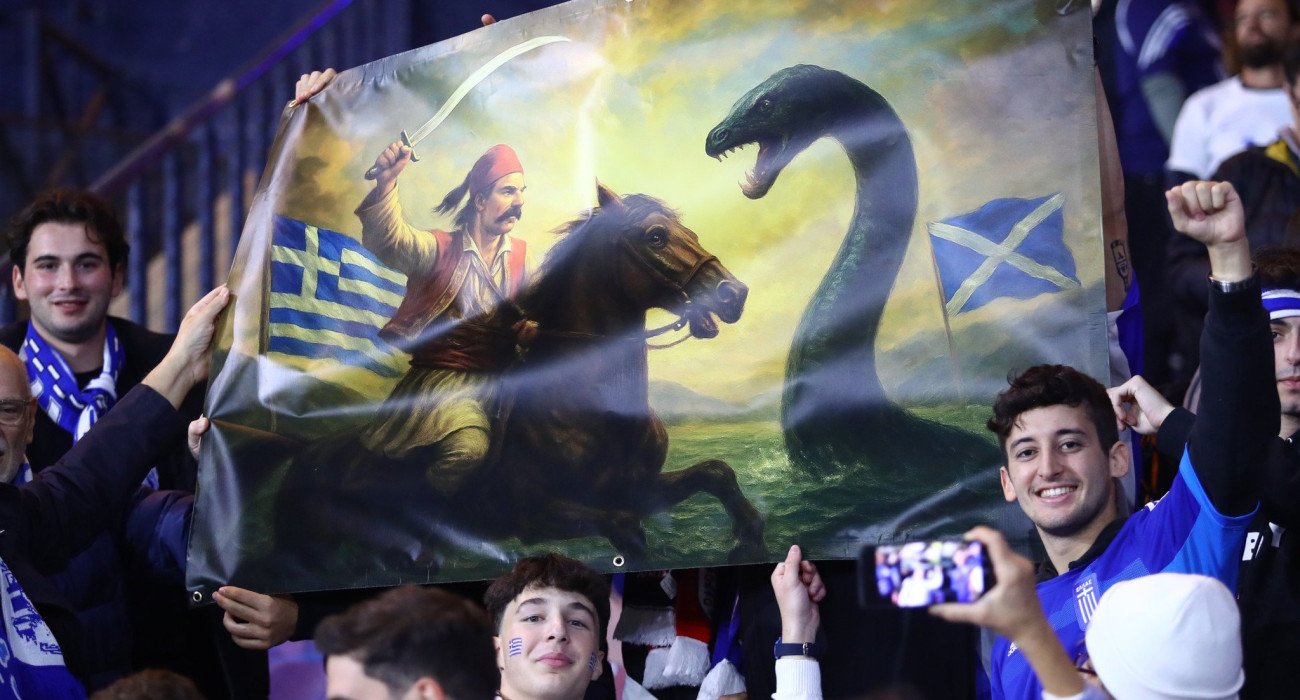 Το πανό με τον Γεώργιο Καραϊσκάκη αντιμέτωπο με το... τέρας του Λοκ Νες / Πηγή: Eurokinissi Το πανό με τον Γεώργιο Καραϊσκάκη αντιμέτωπο με το... τέρας του Λοκ Νες / Πηγή: Eurokinissi
