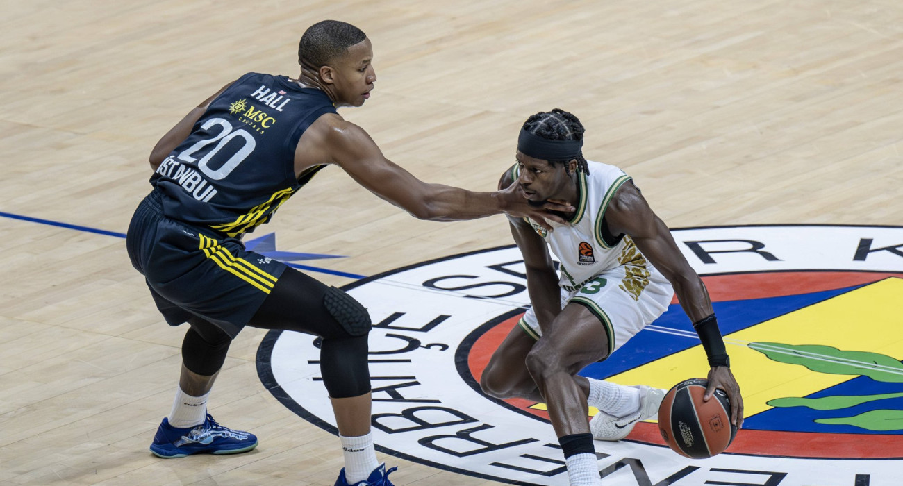 Ο Ντέβον Χολ μαρκάρει τον Σιλβέν Φρανσκίσκο στην περσινή αναμέτρηση της Ζάλγκιρις με την Φενέρμπαχτσε / Πηγγή: IMAGO