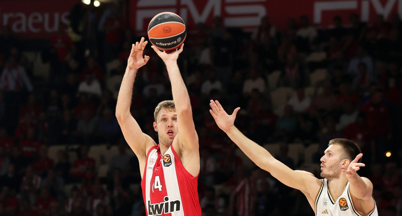 Ο Σάσα Βεζένκοφ με στυλ «εκτελεί» την Dubai BC υπό το βλέμμα του Πετρούσεφ / Πηγή: Intime