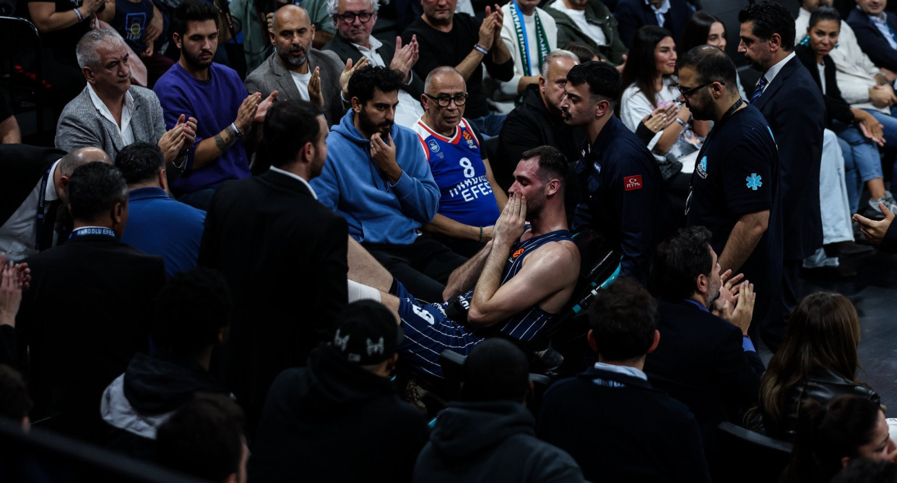 Δακρυσμένος ο Γιώργος Παπαγιάννης αποχωρεί από το παρκέ με φορείο, Πηγή: Eurokinissi Δακρυσμένος ο Γιώργος Παπαγιάννης αποχωρεί από το παρκέ με φορείο, Πηγή: Eurokinissi