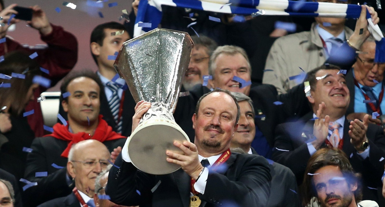 Ο Ράφα Μπενίτεθ με την κούπα του Europa League / Πηγή: InTime Ο Ράφα Μπενίτεθ με την κούπα του Europa League / Πηγή: InTime
