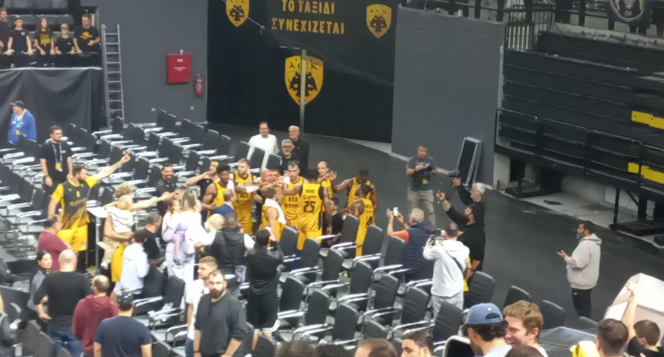 Αποθέωση της... αήττητης ΑΕΚ από τον κόσμο της στη Sunel Arena (video) Αποθέωση της... αήττητης ΑΕΚ από τον κόσμο της στη Sunel Arena (video)