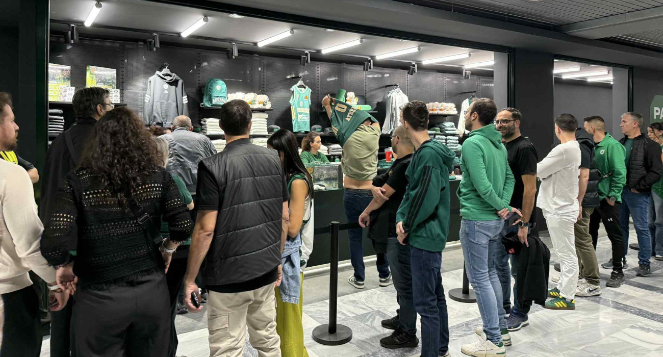 Οι φίλαθλοι του Παναθηναϊκού σπεύδουν να προμηθευτούν τη νέα φανέλα της ομάδας Οι φίλαθλοι του Παναθηναϊκού σπεύδουν να προμηθευτούν τη νέα φανέλα της ομάδας