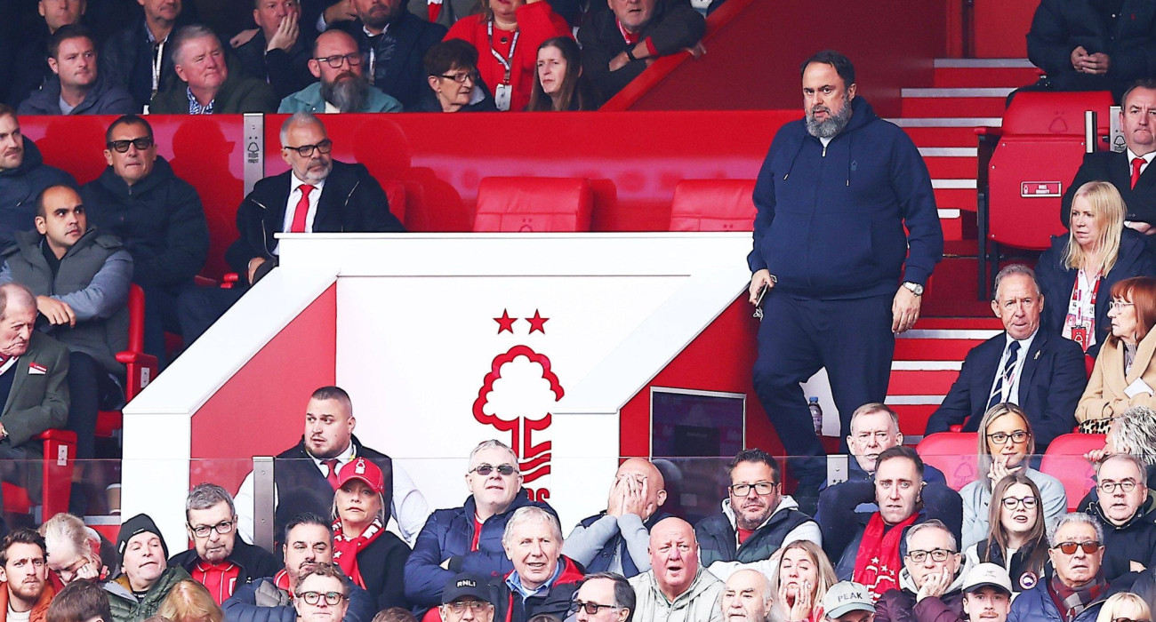 Ο Βαγγέλης Μαρινάκης φεύγει από το «City Ground» / Πηγή: Imago Ο Βαγγέλης Μαρινάκης φεύγει από το «City Ground» / Πηγή: Imago