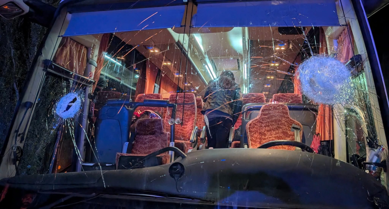Το τζάμι του Πούλμαν της Πιστόια, στο οποίο επιτέθηκαν οι φίλοι της Ριέτι Το τζάμι του Πούλμαν της Πιστόια, στο οποίο επιτέθηκαν οι φίλοι της Ριέτι