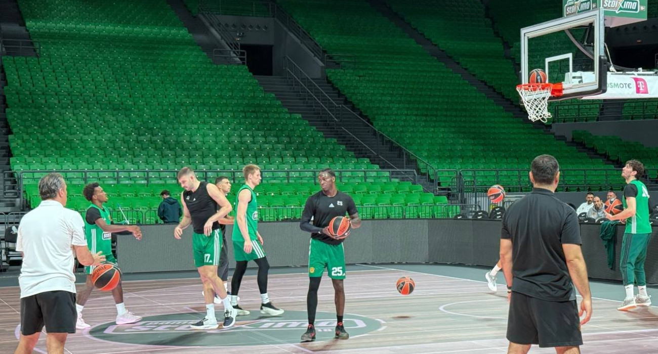 Ο Κέντρικ Ναν προπονείται στο glass floor «T-Center» Ο Κέντρικ Ναν προπονείται στο glass floor «T-Center»