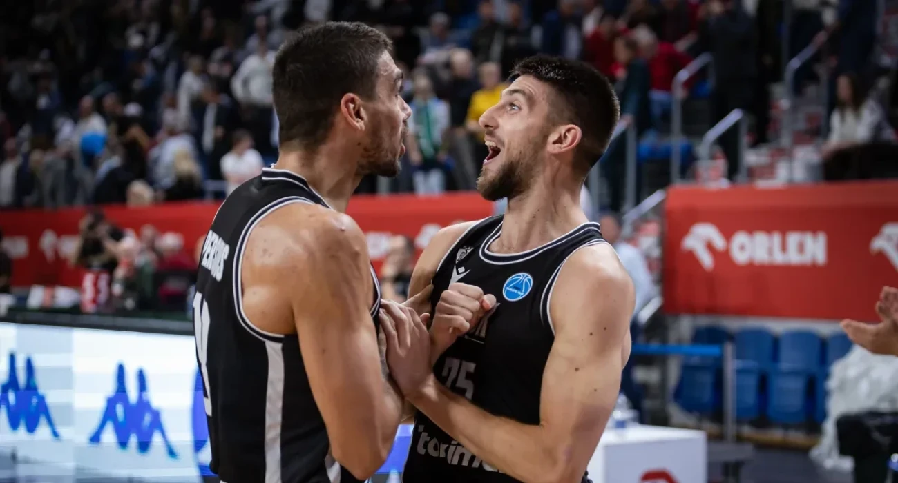 Οι παίκτες του ΠΑΟΚ πανηγυρίζουν τη νίκη επί της Ανβίλ/Πηγή: FIBA