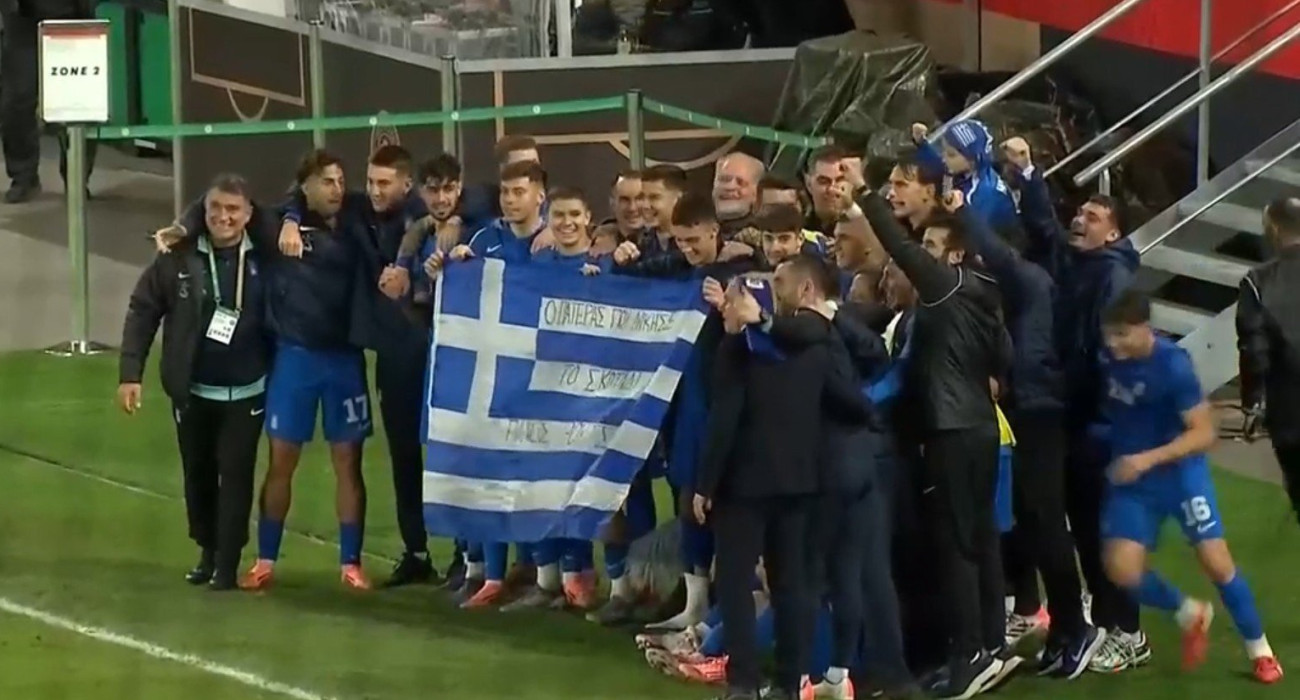 Η Εθνική Ελπίδων πανηγυρίζει με τη... συμβολική γαλανόλευκη σημαία / Screenshot