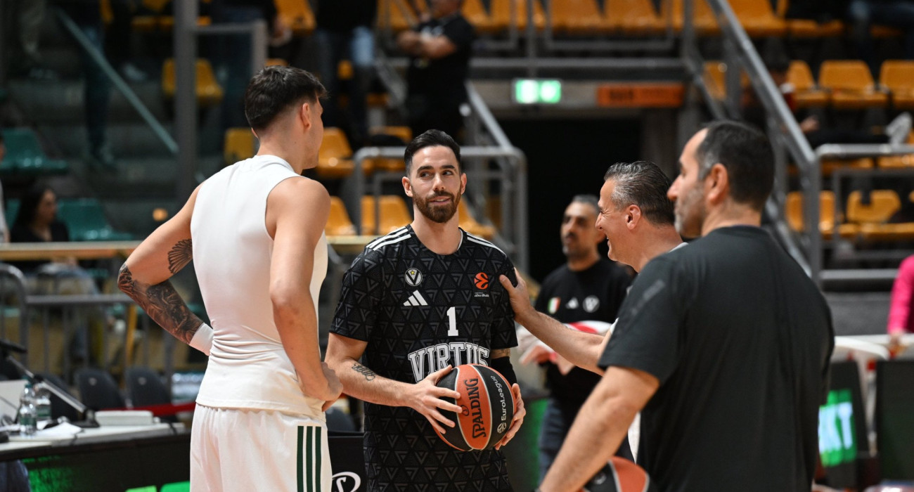 Ο Λούκα Βιλντόσα μιλά με τον Ντίνο Μήτολγου / Πηγή: Βαγγέλης Στόλης Ο Λούκα Βιλντόσα μιλά με τον Ντίνο Μήτολγου / Πηγή: Βαγγέλης Στόλης