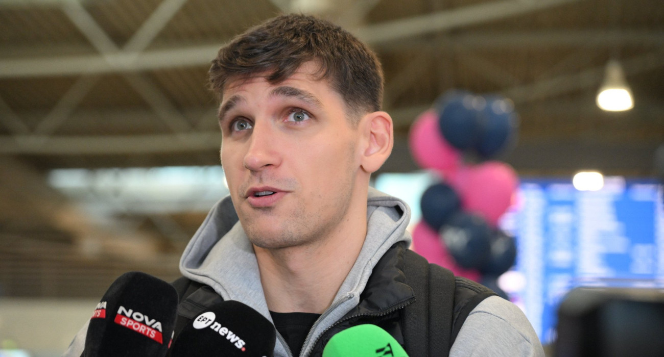 Ο Ντίνος Μήτογλου κατά την αναχώρηση του Παναθηναϊκού για το Μονακό/Βαγγέλης Στόλης