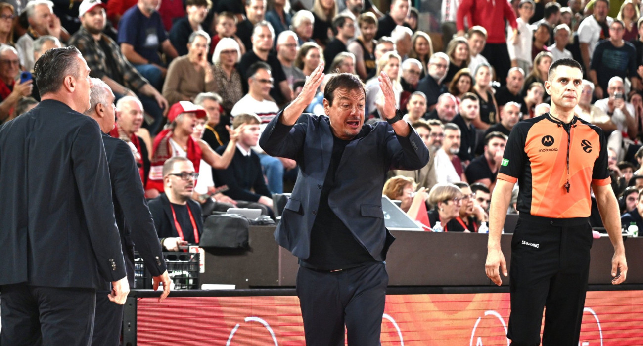 Ο Εργκίν Αταμάν έξαλλος με τους διαιτητές στο Μονακό / Πηγή: Βαγγέλης Στόλης Ο Εργκίν Αταμάν έξαλλος με τους διαιτητές στο Μονακό / Πηγή: Βαγγέλης Στόλης