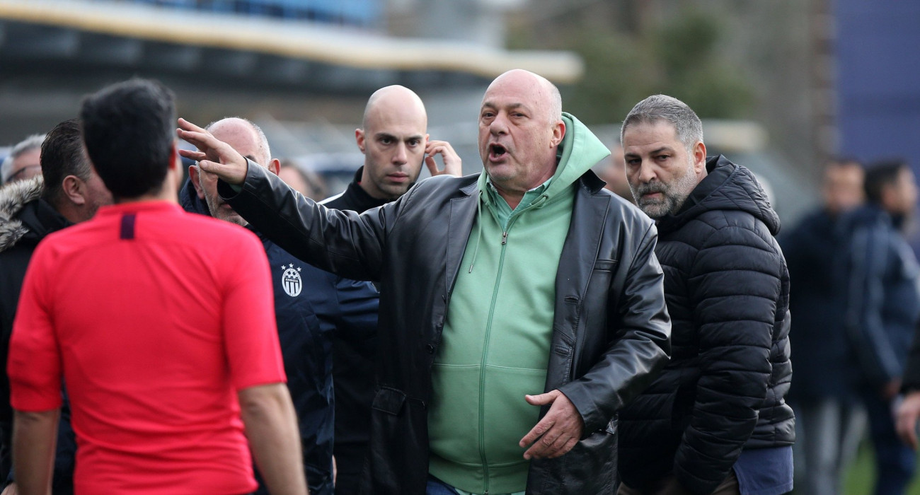 Ο Αχιλλέας Μπέος διαμαρτύρεται στο παιχνίδι του Βόλου με την Κηφισιά / Πηγή: Intime Ο Αχιλλέας Μπέος διαμαρτύρεται στο παιχνίδι του Βόλου με την Κηφισιά / Πηγή: Intime