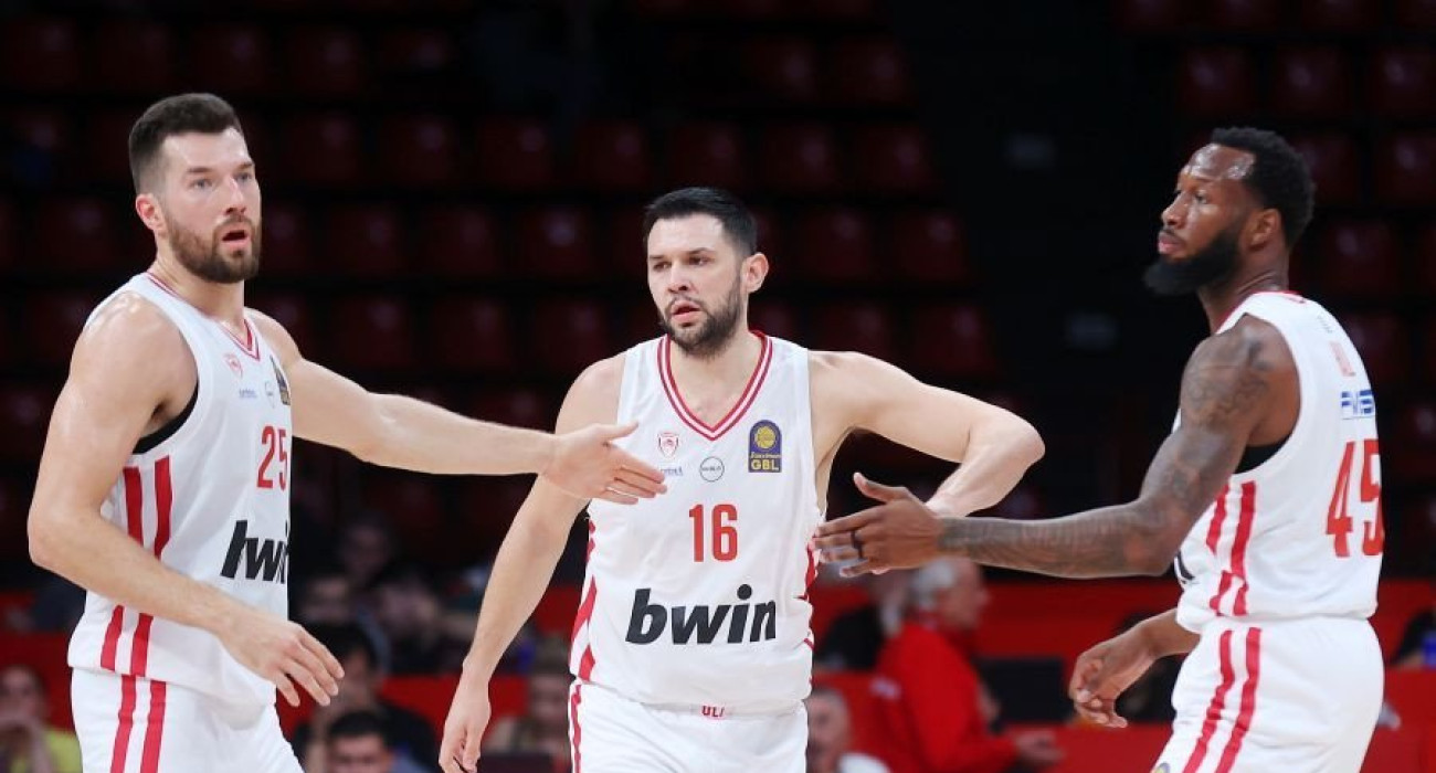 Πίτερς, Παπανικολάου και Χολ σε αγώνα του Ολυμπιακού / Πηγή: Intime Πίτερς, Παπανικολάου και Χολ σε αγώνα του Ολυμπιακού / Πηγή: Intime