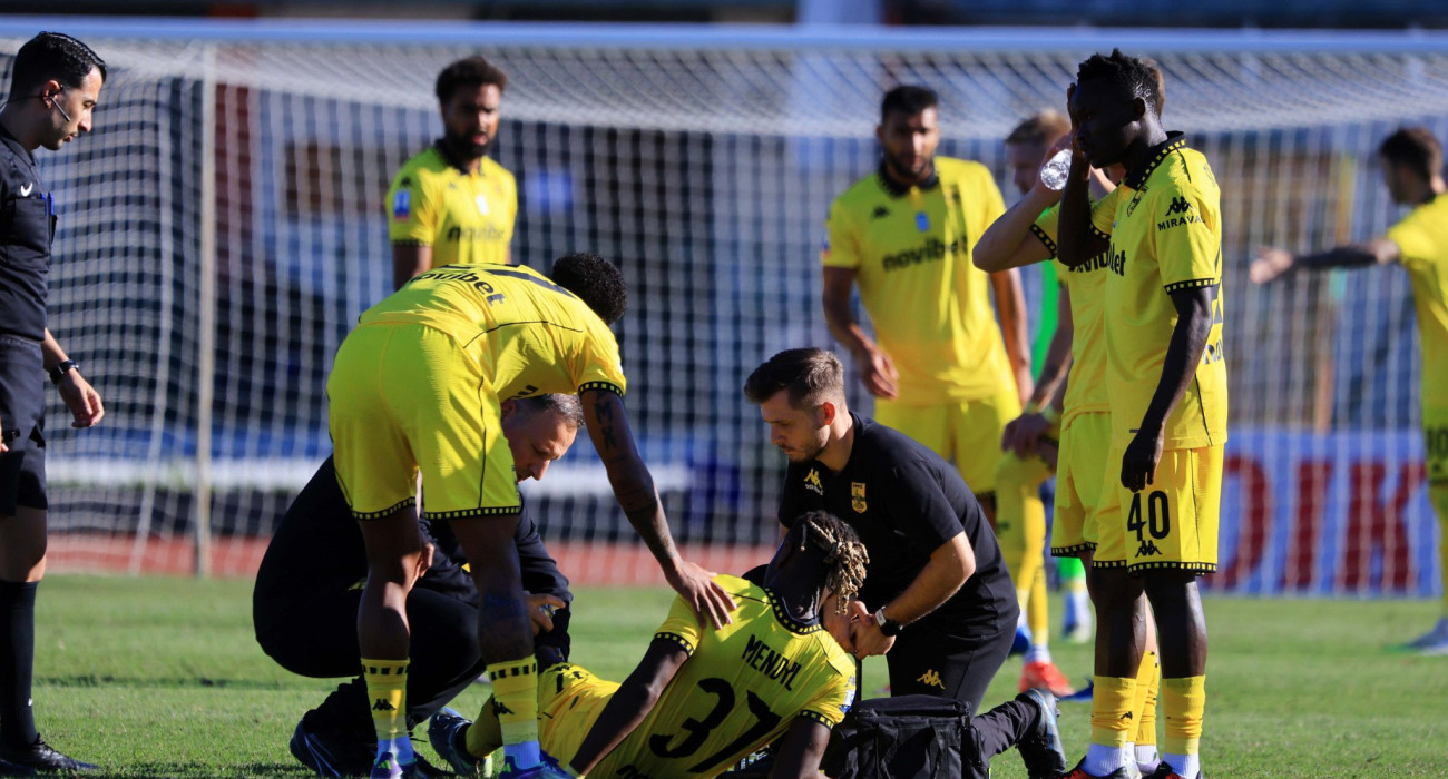 Ο τραυματισμός του Μεντίλ στο ματς με το Αιγάλεω/Πηγή: Intime Ο τραυματισμός του Μεντίλ στο ματς με το Αιγάλεω/Πηγή: Intime