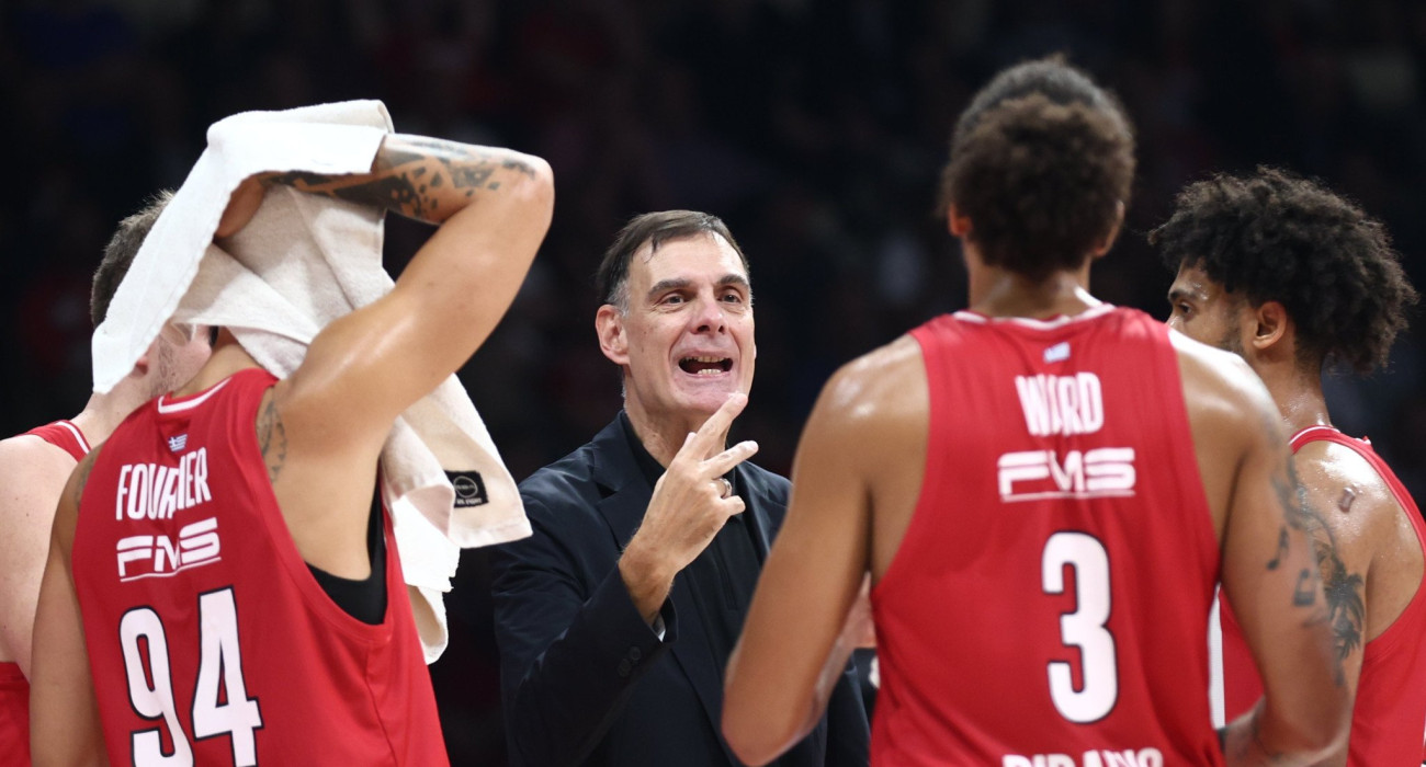 Ο Γιώργος Μπαρτζώκας δίνει οδηγίες στο ματς του Ολυμπιακού με τη Μονακό/Πηγή: Intime Ο Γιώργος Μπαρτζώκας δίνει οδηγίες στο ματς του Ολυμπιακού με τη Μονακό/Πηγή: Intime