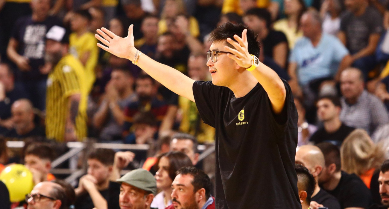 Διαμαρτύρεται έντονα ο Ρ΄΄ίτσαρντ Σιάο για απόφαση στο ντέρμπι, Πηγή: Intime Διαμαρτύρεται έντονα ο Ρ΄΄ίτσαρντ Σιάο για απόφαση στο ντέρμπι, Πηγή: Intime