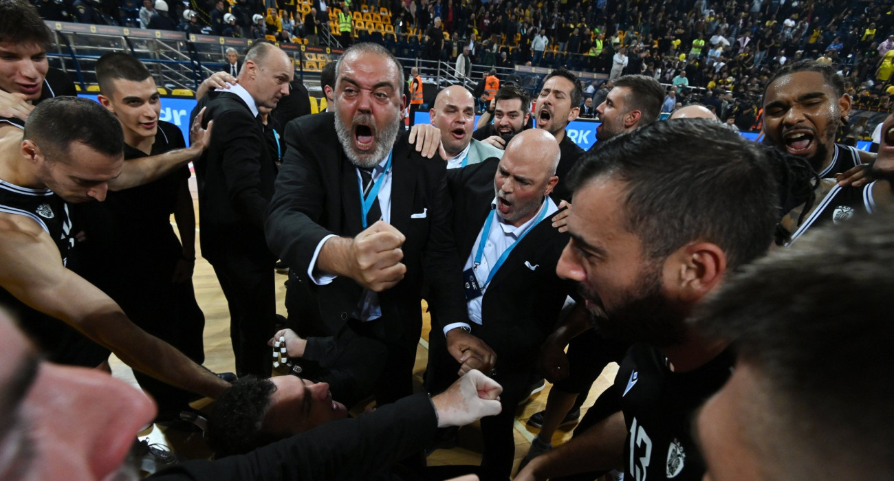 Ο Θανάσης Χατζόπουλος... τρελαμένος μετά το διπλό του ΠΑΟΚ στο Παλέ