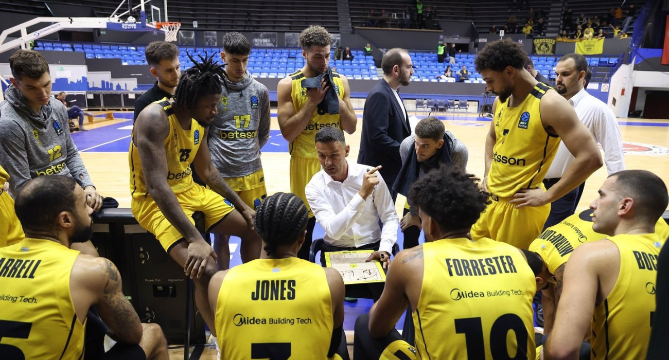 Ο Ιγκόρ Μίλιτσιτς και οι παίκτες του Άρη - Πηγή: ARIS BC Ο Ιγκόρ Μίλιτσιτς και οι παίκτες του Άρη - Πηγή: ARIS BC