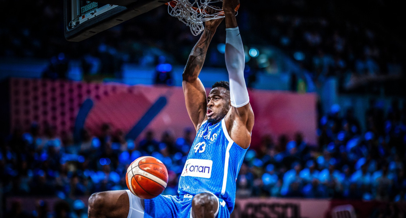 Ο Θανάσης Αντετοκούνμπο καρφώνει με μανία φορώντας τη φανέλα της Εθνικής Ελλάδας / Πηγή: Eurokinissi Ο Θανάσης Αντετοκούνμπο καρφώνει με μανία φορώντας τη φανέλα της Εθνικής Ελλάδας / Πηγή: Eurokinissi