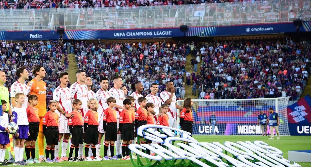 Οι παίκτες του Ολυμπιακού πριν το ματς με την Μπαρτσελόνα / Πηγή: Eurokinissi