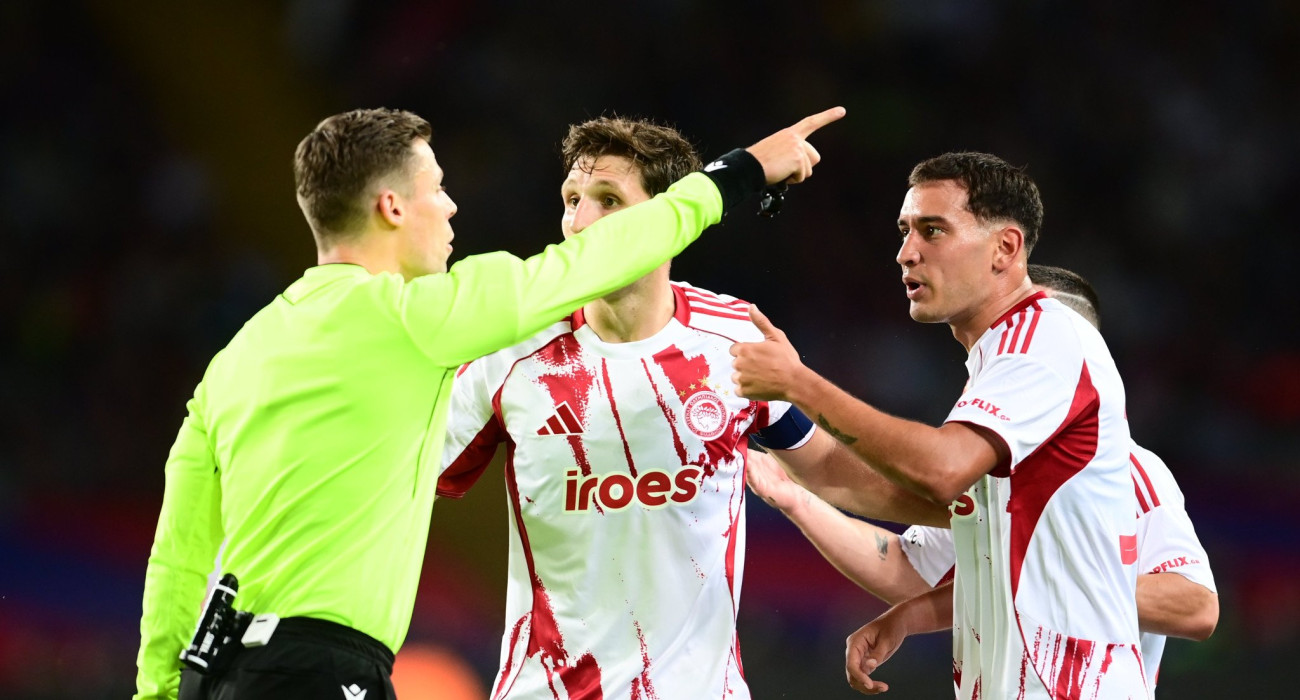 Η στιγμή της αποβολής του Έσε στο Μπαρτσελόνα - Ολυμπιακός / Πηγή: Eurokinissi Η στιγμή της αποβολής του Έσε στο Μπαρτσελόνα - Ολυμπιακός / Πηγή: Eurokinissi