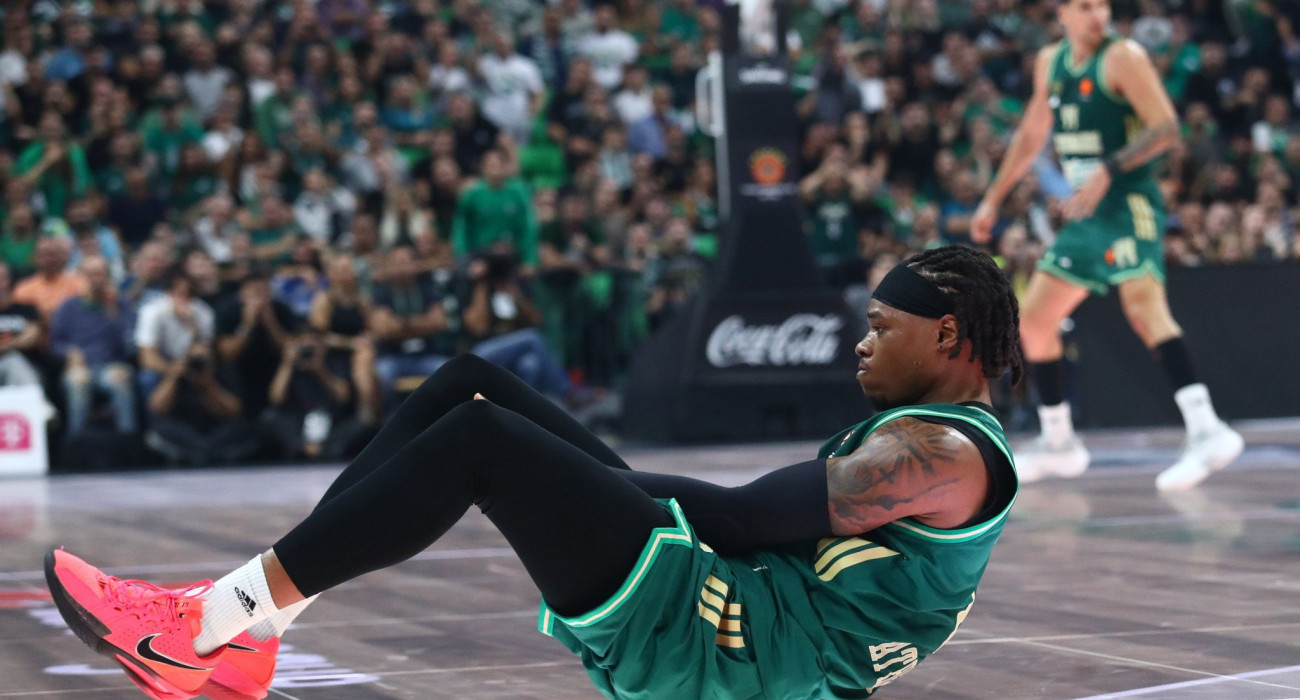 Ο τραυματισμός του Ρισόν Χολμς στο ΟΑΚΑ, Πηγή: Eurokinissi Ο τραυματισμός του Ρισόν Χολμς στο ΟΑΚΑ, Πηγή: Eurokinissi