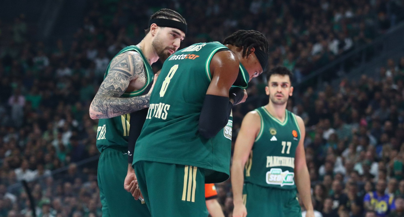 Ο Ρισόν Χολμς αποχωρεί από το glass floor του ΟΑΚΑ, υποβασταζόμενος, Πηγή; Eurokinissi Ο Ρισόν Χολμς αποχωρεί από το glass floor του ΟΑΚΑ, υποβασταζόμενος, Πηγή; Eurokinissi