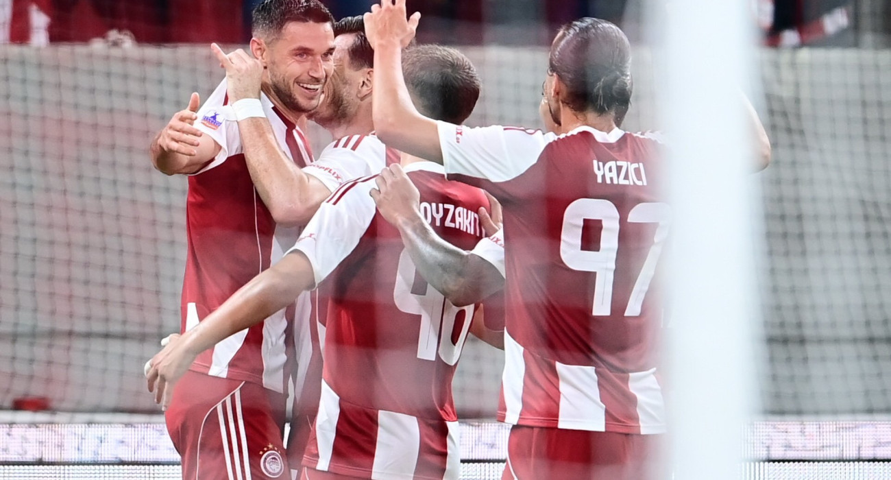 Ο Γιάρεμτσουκ πανηγυρίζει με τους συμπαίκτες του το γκολ-φωτοβολίδα κόντρα στο Βόλο / Πηγή: Eurokinissi Ο Γιάρεμτσουκ πανηγυρίζει με τους συμπαίκτες του το γκολ-φωτοβολίδα κόντρα στο Βόλο / Πηγή: Eurokinissi