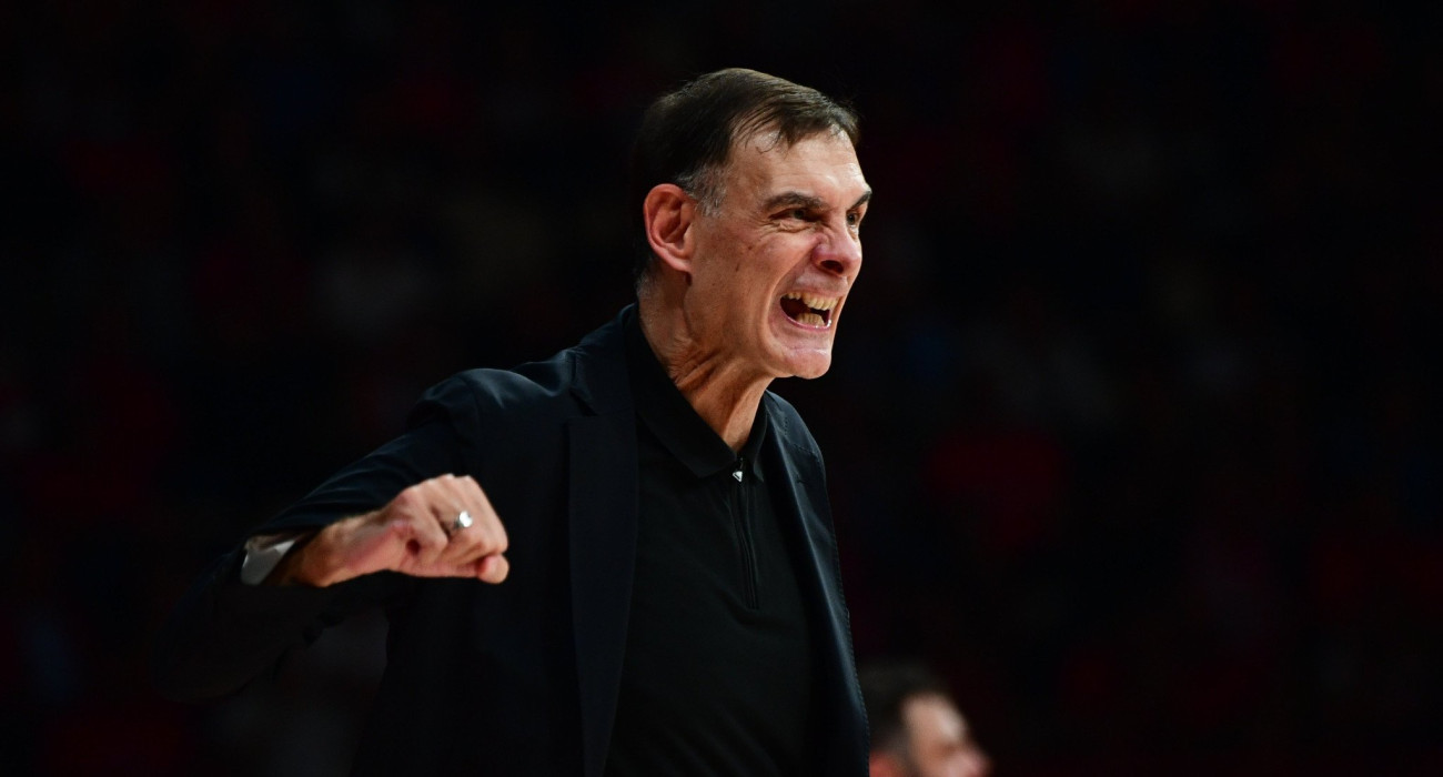 Έξαλλος ο Μπαρτζώκας με την αμυντική λειτουργία του Ολυμπιακού - Μπήκε στο παρκέ (photo) Έξαλλος ο Μπαρτζώκας με την αμυντική λειτουργία του Ολυμπιακού - Μπήκε στο παρκέ (photo)