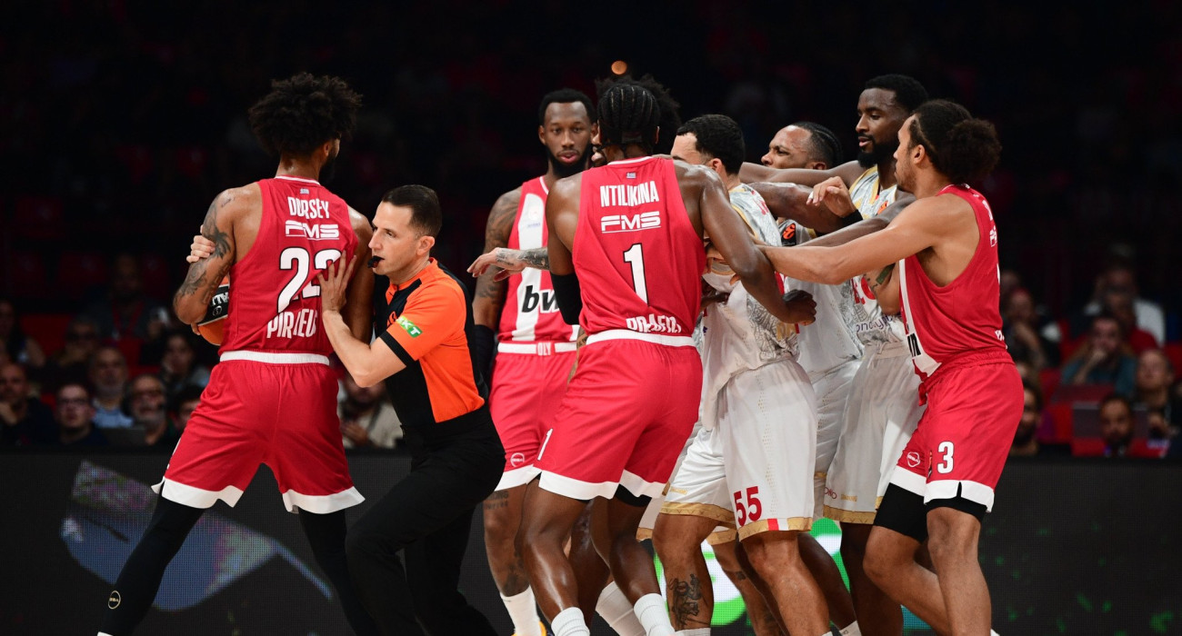 Πιάστηκαν στα χέρια οι παίκτες της Μονακό και αυτοί του Ολυμπιακού Πιάστηκαν στα χέρια οι παίκτες της Μονακό και αυτοί του Ολυμπιακού