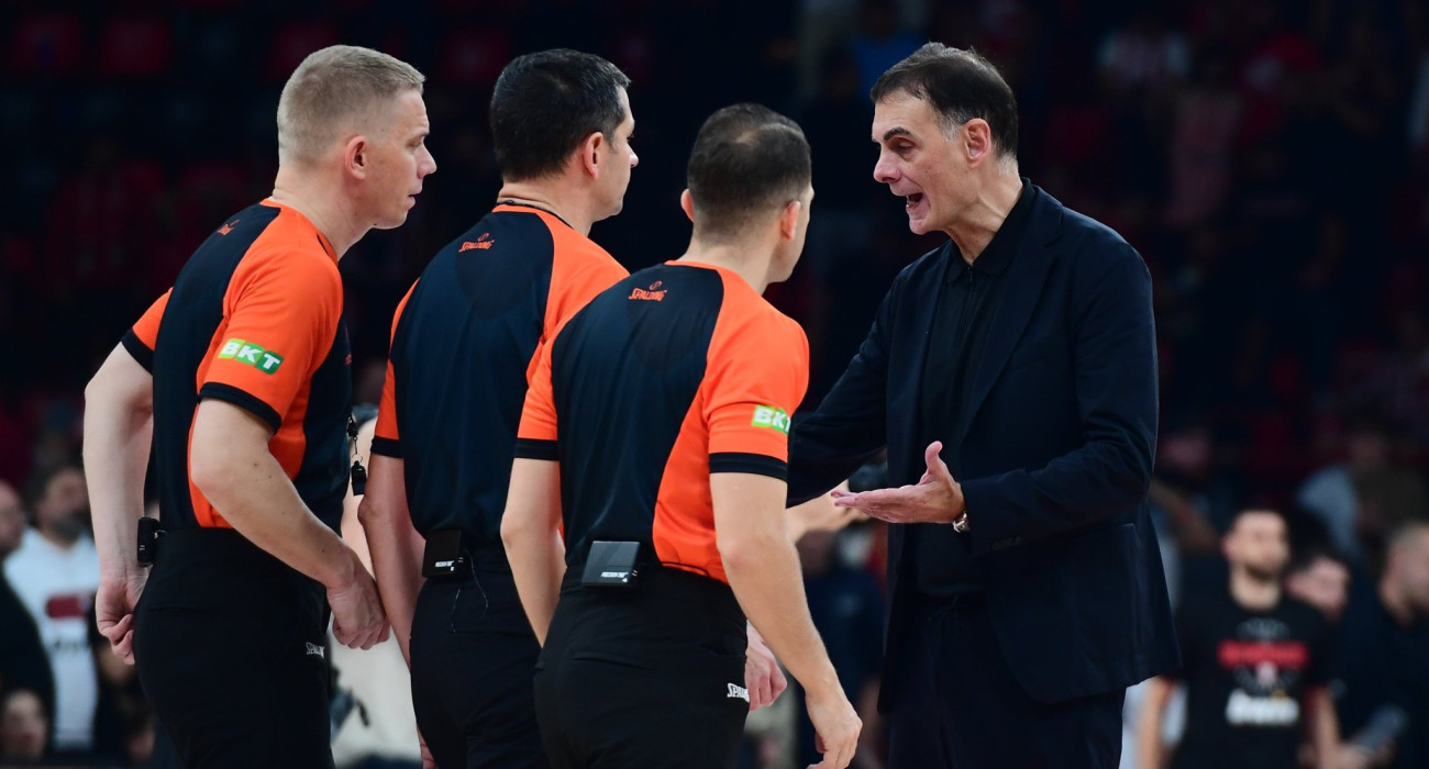 Η έντονη διαμαρτυρία του Γιώργου Μπαρτζώκα για την τελευταία φάση στο Ολυμπιακός - Μονακό, Πηγή: Eurokinissi Η έντονη διαμαρτυρία του Γιώργου Μπαρτζώκα για την τελευταία φάση στο Ολυμπιακός - Μονακό, Πηγή: Eurokinissi