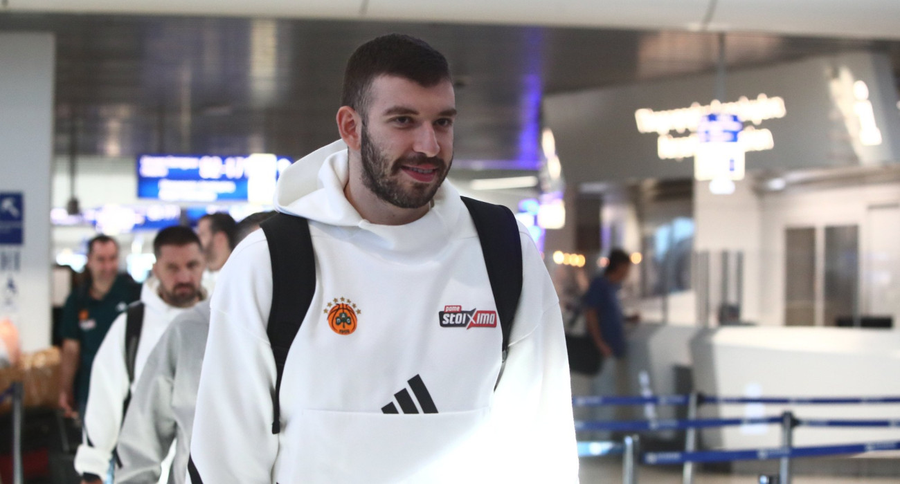 Ο Νίκος Ρογκαβόπουλος κατά την αναχώρηση του Παναθηναϊκού για το Μονακό/Πηγή: Eurokinissi
