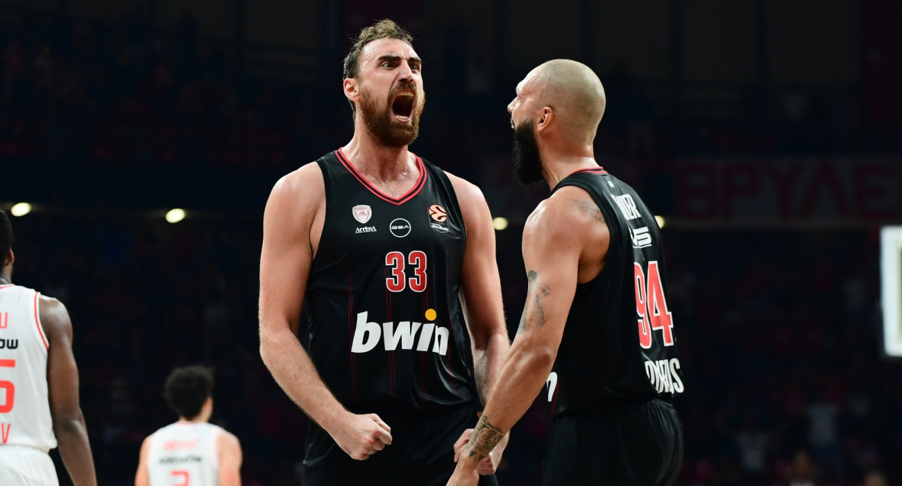 Ο Νίκολα Μιλουτίνοφ πανηγυρίζει με τον Εβάν Φουρνιέ / Πηγή: Eurokinissi Ο Νίκολα Μιλουτίνοφ πανηγυρίζει με τον Εβάν Φουρνιέ / Πηγή: Eurokinissi