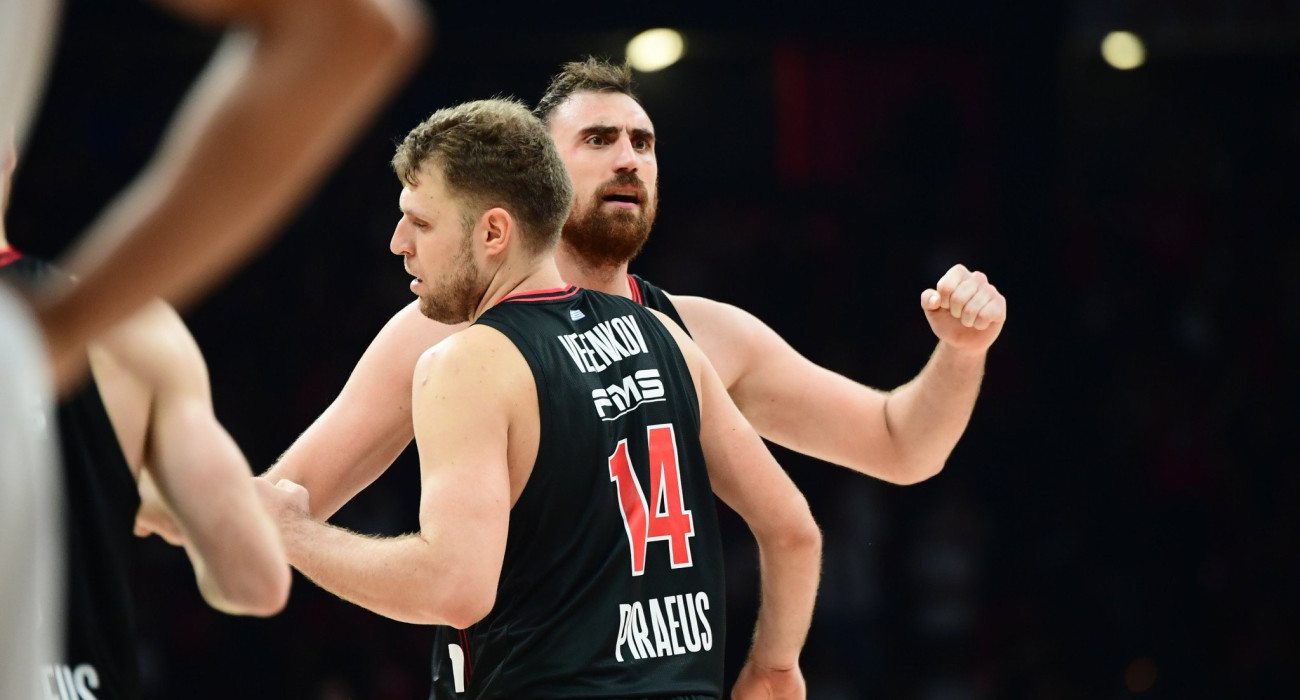 Ο Νίκολα Μιλουτίνοβ πανηγυρίζει με τον Σάσα Βεζένκοβ - Πηγή: Eurokinissi Ο Νίκολα Μιλουτίνοβ πανηγυρίζει με τον Σάσα Βεζένκοβ - Πηγή: Eurokinissi