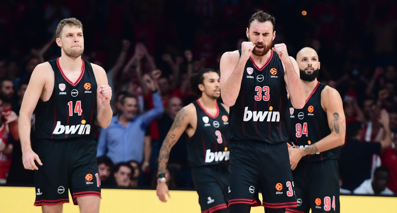 Μιλουτίνοφ και Βεζένκοφ ανακουφισμένοι πανηγυρίζουν τη νίκη επί της Χάποελ / Πηγή: Eurokinissi