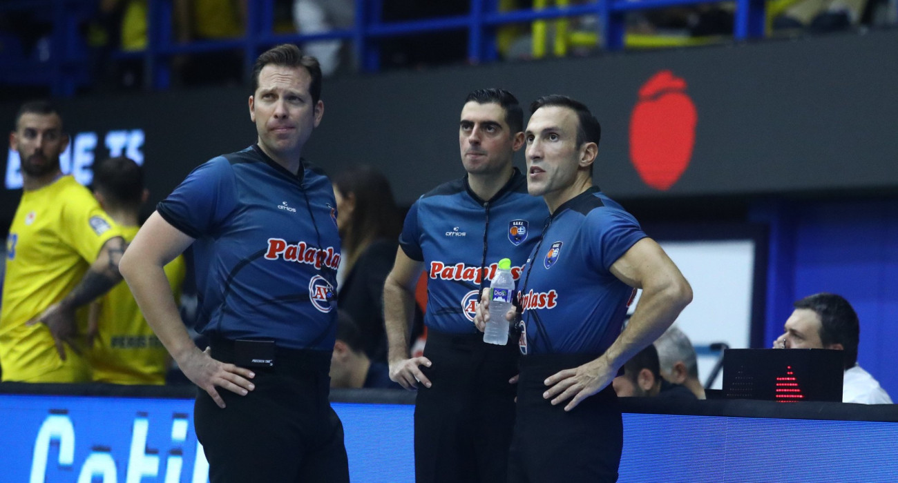 Η διαιτητική ομάδα του παιχνιδιού ανάμεσα σε Περιστέρι και ΑΕΚ, Πηγή: Eurokinissi Η διαιτητική ομάδα του παιχνιδιού ανάμεσα σε Περιστέρι και ΑΕΚ, Πηγή: Eurokinissi