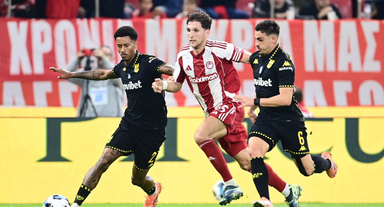 Γαλανόπουλος και Φατιγκά σε φάση του αγώνα με τον Ολυμπιακό/Πηγή: Eurokinissi Γαλανόπουλος και Φατιγκά σε φάση του αγώνα με τον Ολυμπιακό/Πηγή: Eurokinissi