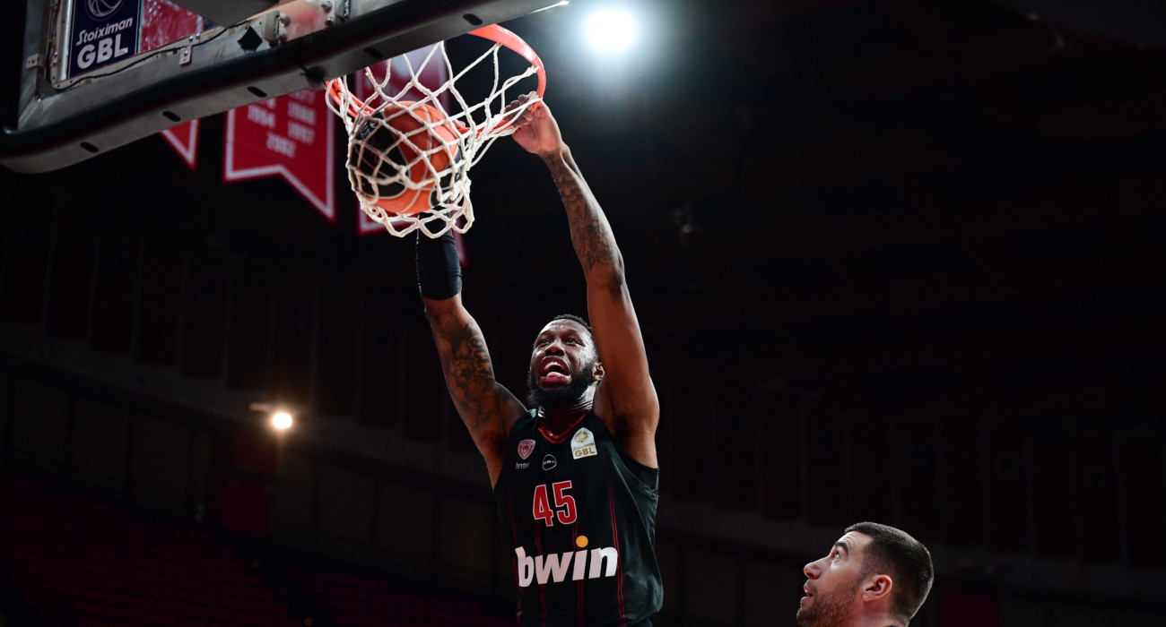 Ο Ολυμπιακός κέρδισε τον Ηρακλή στο ΣΕΦ με κορυφαίους Βεζένκοφ - Χολ για το 5/5 Ο Ολυμπιακός κέρδισε τον Ηρακλή στο ΣΕΦ με κορυφαίους Βεζένκοφ - Χολ για το 5/5