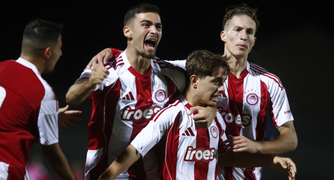 Ο Ολυμπιακός πανηγυρίζει την ισοφάριση κόντρα στην Αϊντχόφεν και ο σκόρερ Κολοκοτρώνης βρίσκεται στο επίκεντρο / Πηγή: Eurokinissi