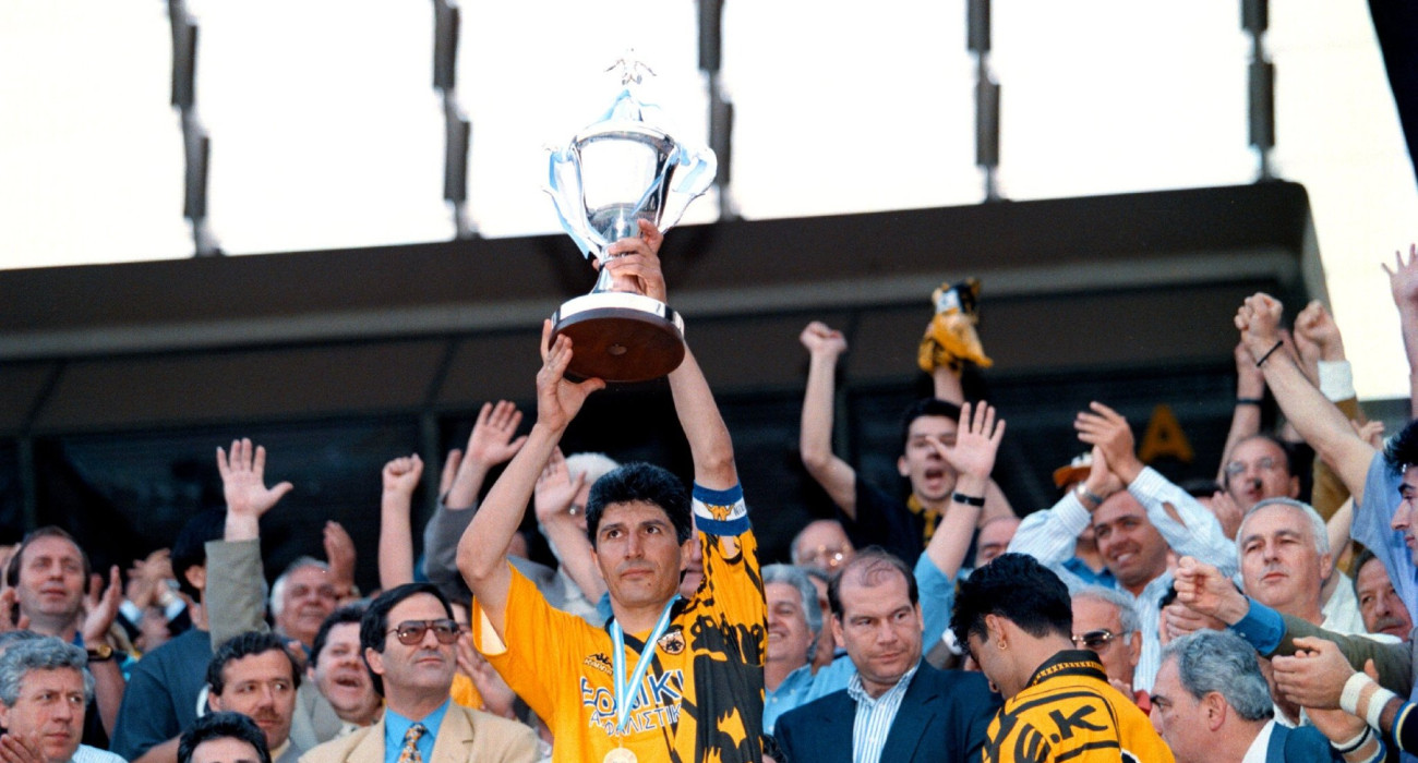 Ο Στέλιος Μανωλάς σηκώνει το Κύπελλο Ελλάδας το 1995/96 με την ΑΕΚ / Πηγή: Intime