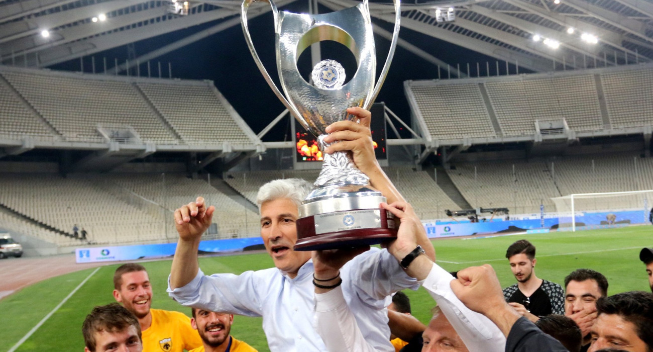 Ο Στέλιος Μανωλάς με το τρόπαιο του Κυπέλλου Ελλάδας το 2016 / Πηγή: Eurokinissi