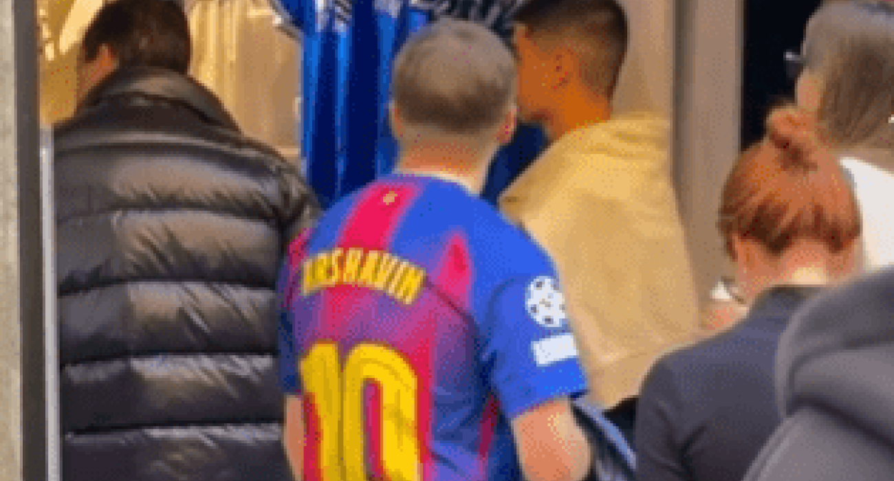 Ο Αντρέι Αρσάβιν με μπλούζα της Μπαρτσελόνα έξω από τη μπουτίκ της Ρεάλ Μαδρίτης / Screenshot